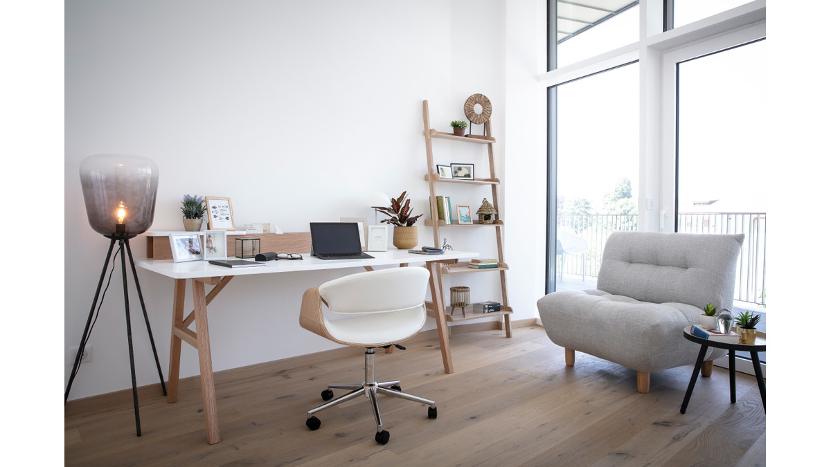 Chaise de bureau  roulettes design blanc, bois clair et acier chrom ARAMIS