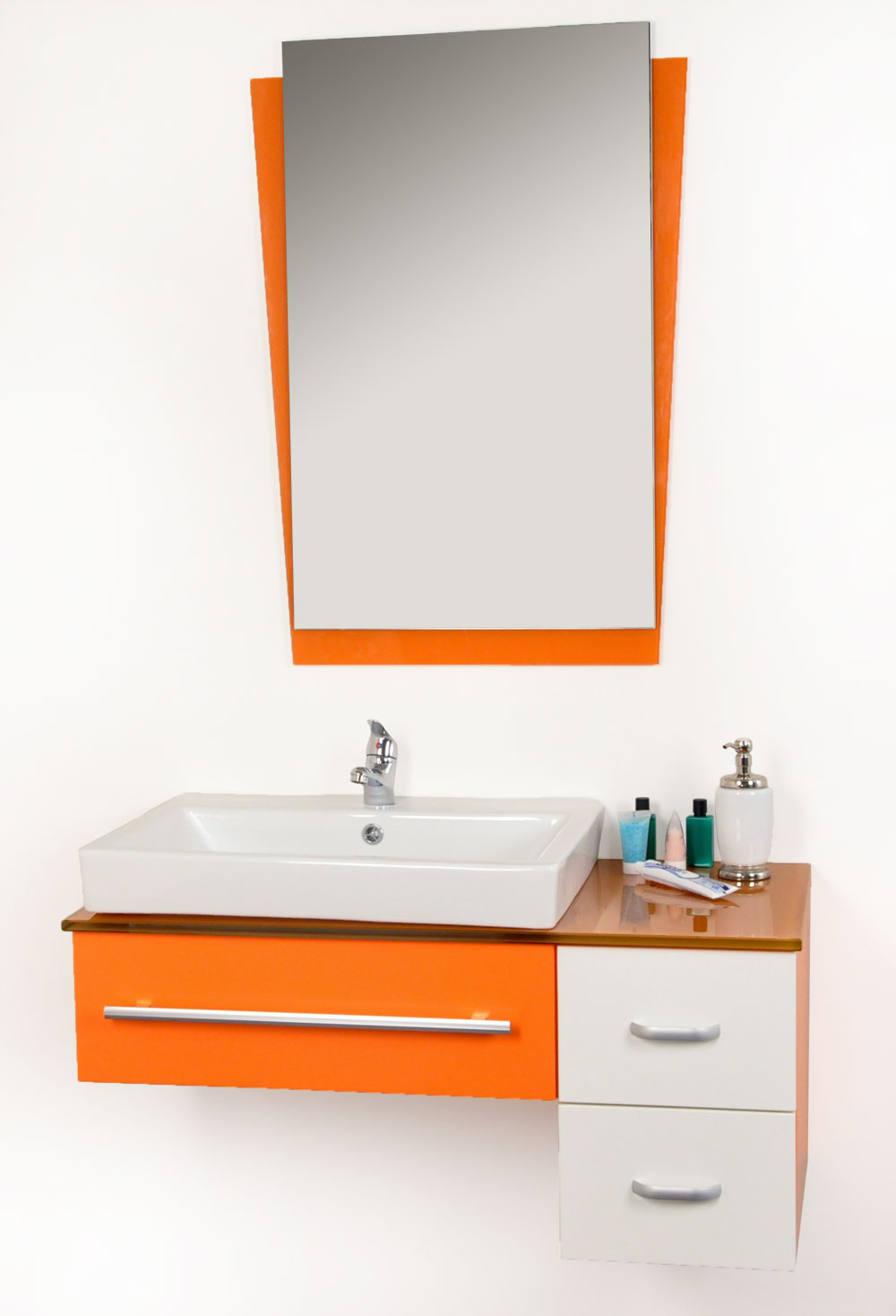 Une look acidul� pour cet ensemble de salle de bains Pop Orange constitu� d