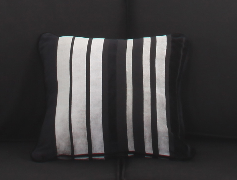 Petit coussin velours ray&eacute; noir et argent 40x40