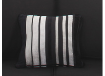 Petit coussin velours ray&eacute; noir et argent 40x40