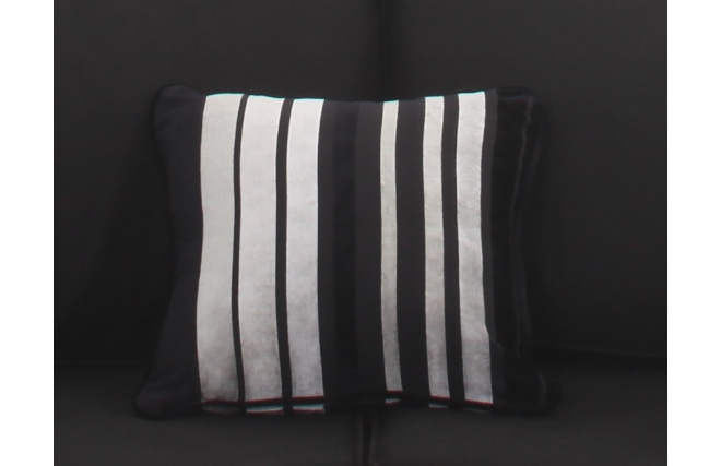 Petit coussin velours ray&eacute; noir et argent 40x40