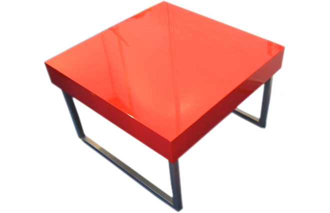 Table basse design rouge laqu&eacute;e carr&eacute;e Morgan