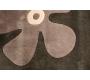 Tapis moderne noir et gris &agrave; motifs Marguerite
