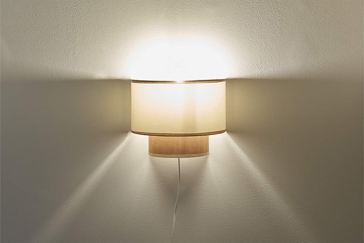 Applique murale bi-mati�re en coton blanc cass� et feuille d'acajou H20 cm SOLAR