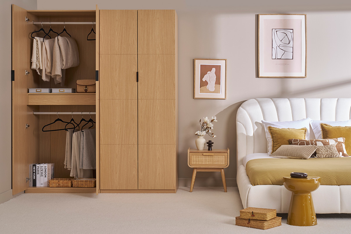 Armoire en bois chne GARENCE avec porte ouverte, penderies visibles, situe dans une chambre moderne.