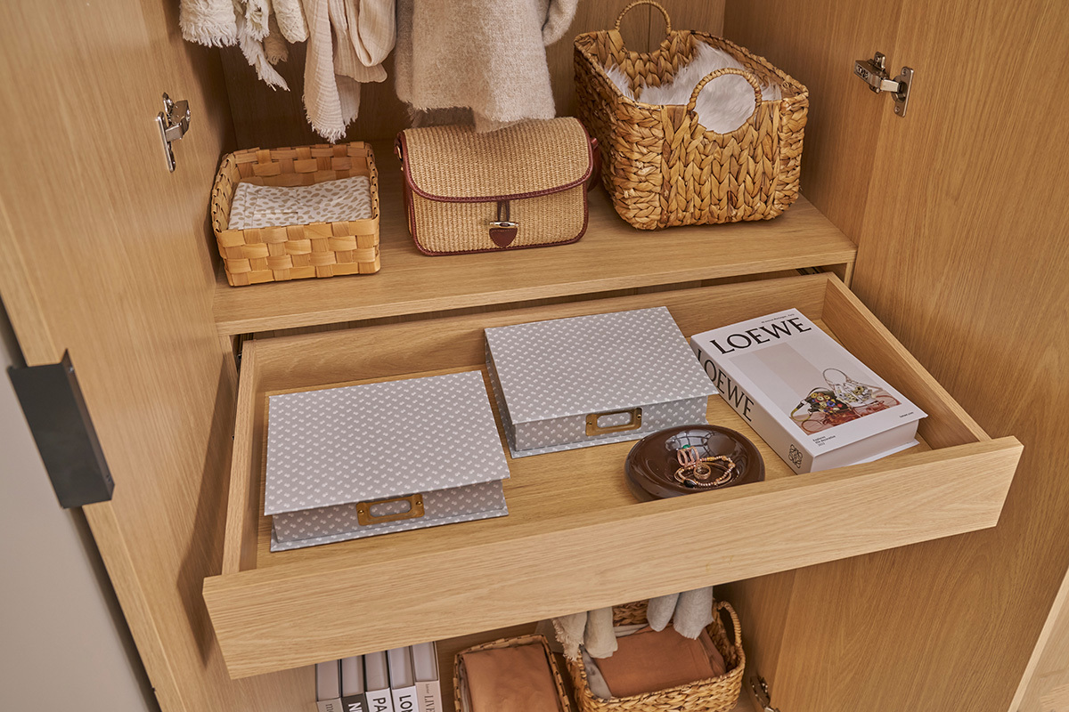 Intrieur d'une armoire en chne avec tiroir ouvert, rangements et paniers.