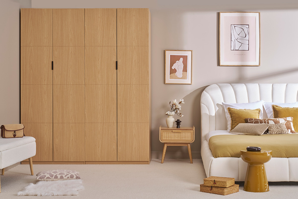 Armoire dressing en bois chne avec lit, table et dcoration murale.