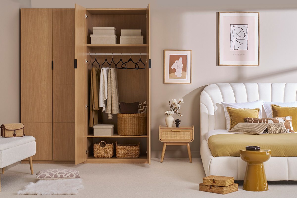 Armoire dressing en bois chne avec portes ouvertes montrant penderie et tagres, dans une chambre.