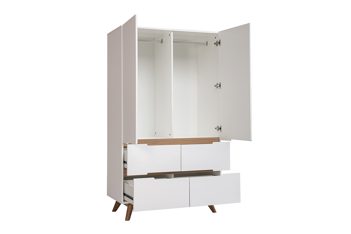 Armoire scandinave ouverte, vue de 3/4, avec penderies et quatre tiroirs, finition blanc mat et bois ch�ne clair.