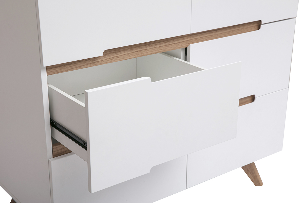 Vue de c�t� d'une armoire scandinave blanche avec tiroir ouvert, poign�es en bois, pi�tement en ch�ne.