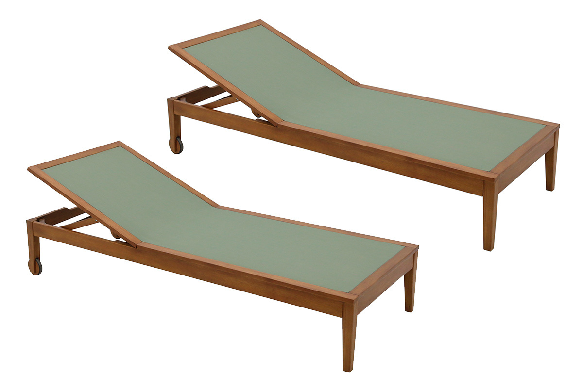 Deux bains de soleil vert kaki avec structure en bois, vue de trois-quarts.