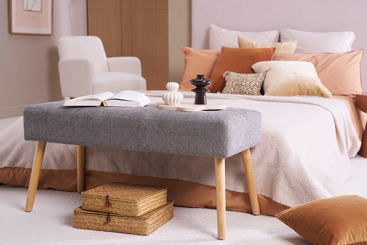 Banc scandinave capitonn en tissu effet velours textur gris fonc et bois clair L96 cm GUESTA