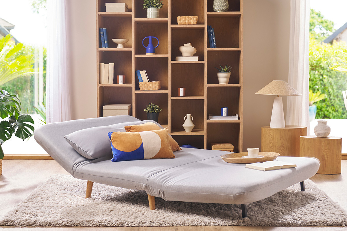 Banquette convertible 2 places en tissu gris clair et bois clair AMIKO