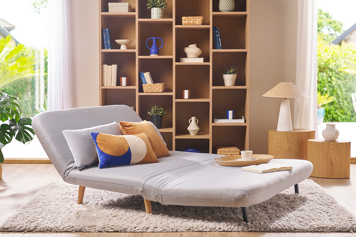 Banquette convertible 2 places en tissu gris clair et bois clair AMIKO