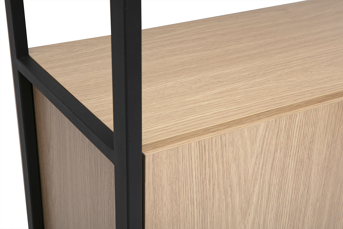 Gros plan d'une bibliothque avec structure en mtal noir et bois clair chne.