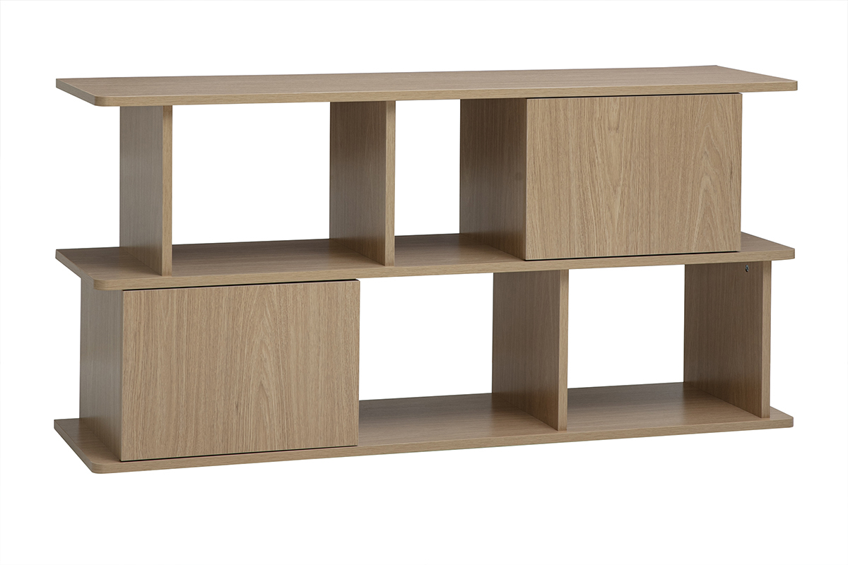 Biblioth�que basse JANICE en bois clair ch�ne, vue de 3/4 avec rangements ouverts et ferm�s.