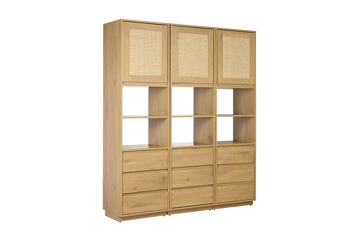 Biblioth�que en bois clair avec six niches, trois portes en rotin et neuf tiroirs, vue de 3/4.