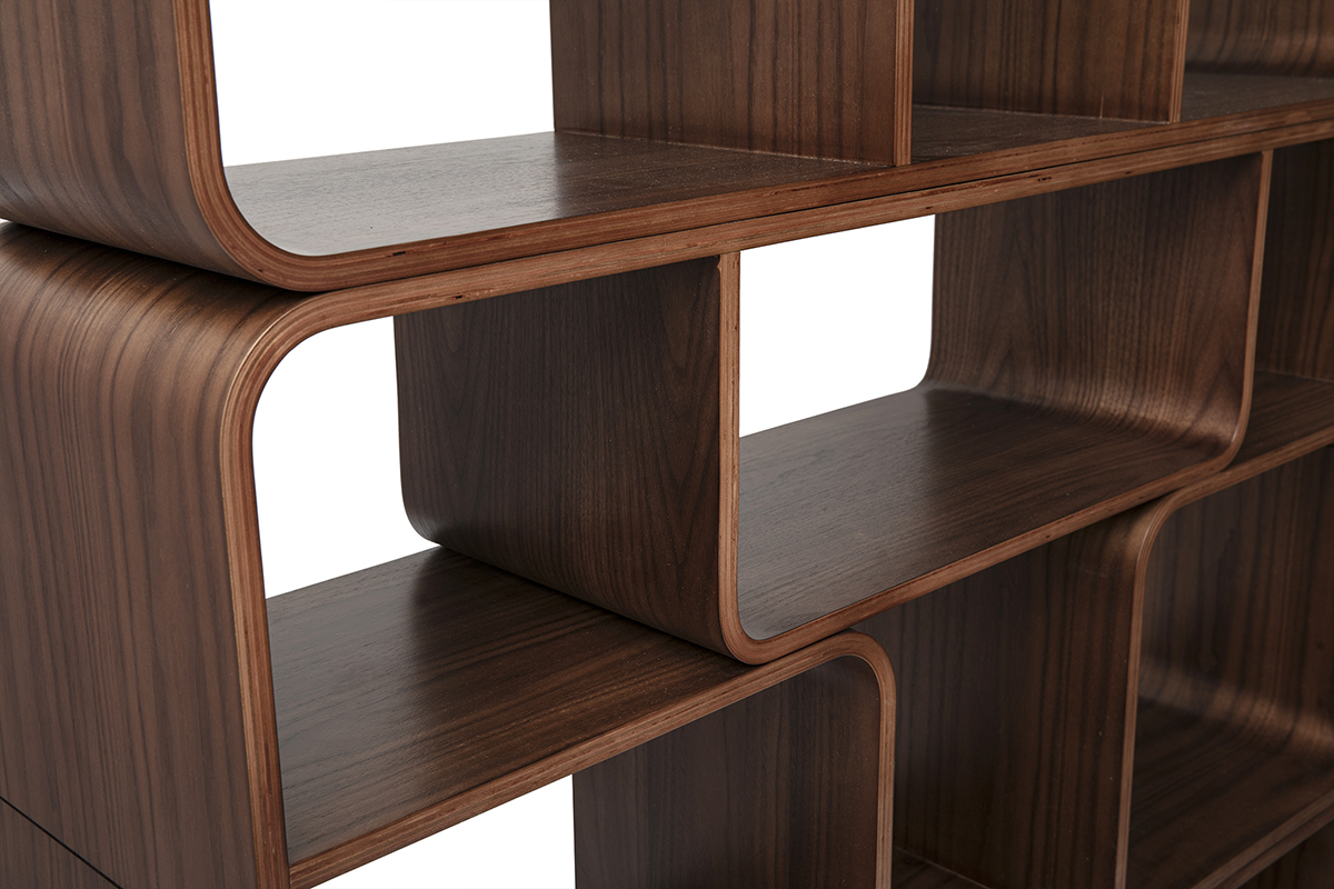 D�tail de biblioth�que en bois fonc� noyer avec design arrondi et �tag�res ouvertes.