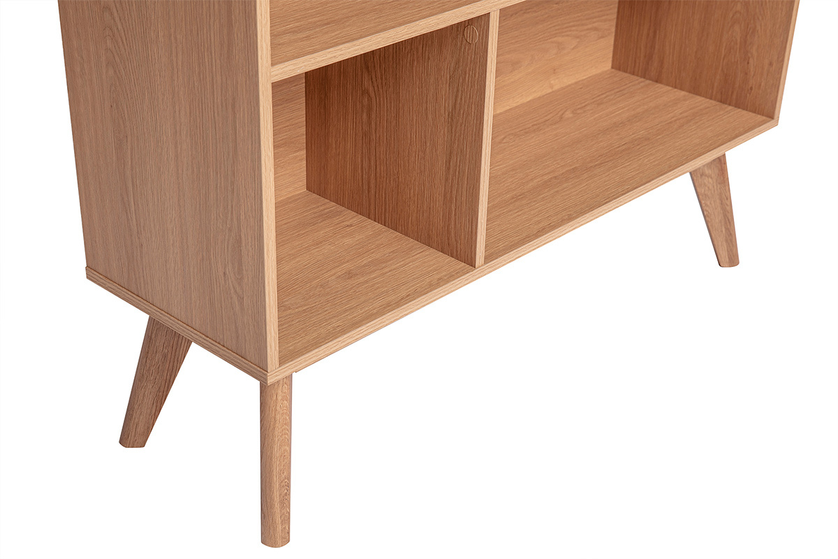 Biblioth�que scandinave en bois clair avec 8 casiers, vue des pieds, placage ch�ne.
