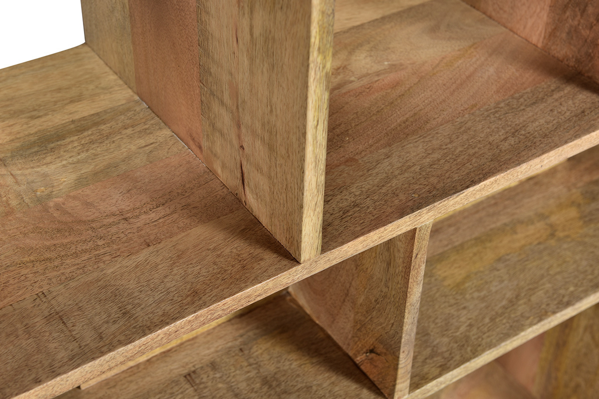 Gros plan sur les �tag�res en bois massif de la biblioth�que RUPAH.