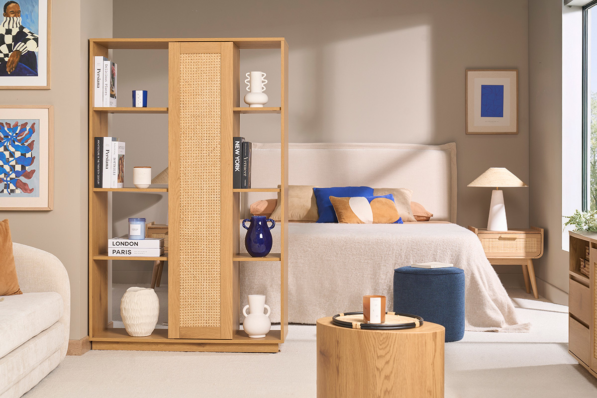 Biblioth�que s�paratrice ALICANTE en bois clair ch�ne et cannage rotin, vue de face, dans un int�rieur moderne.