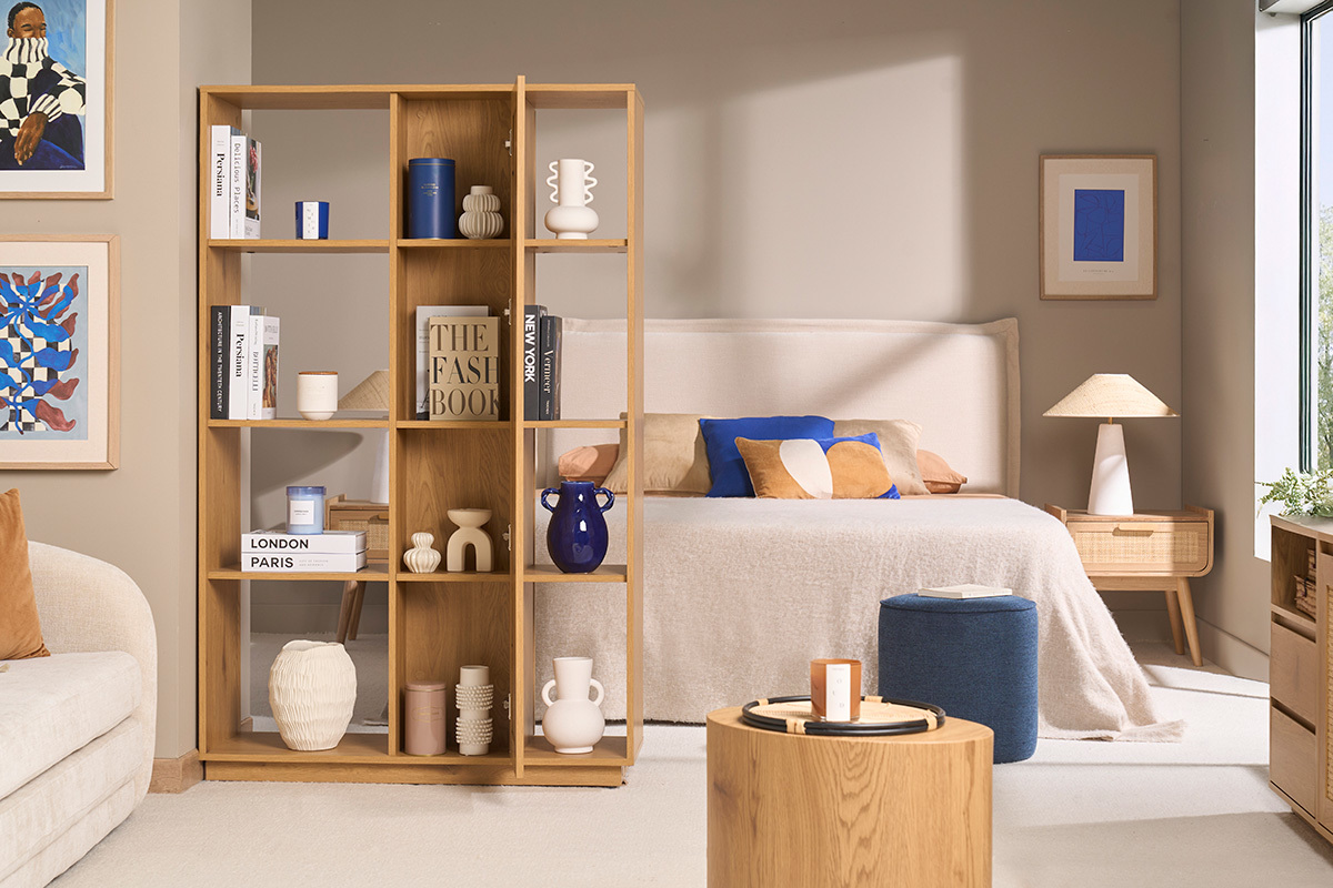 Biblioth�que s�paratrice en bois clair ch�ne avec cannage rotin, vue de face dans un int�rieur moderne.