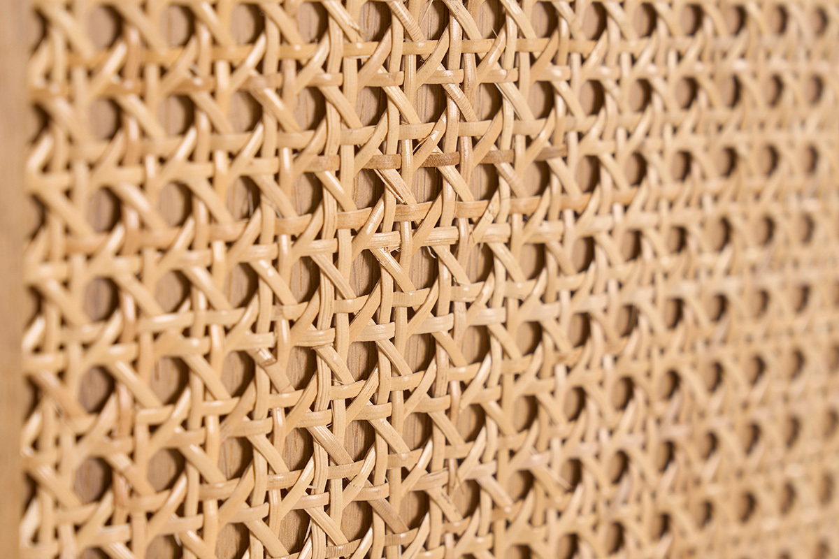 D�tail du cannage rotin de la biblioth�que s�paratrice ALICANTE en finition bois clair ch�ne.