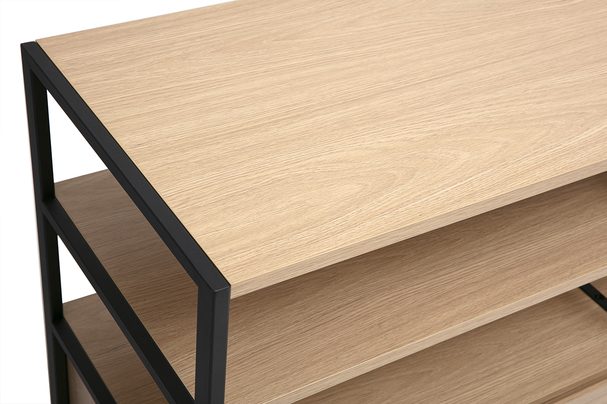 Vue de prs du buffet bas MAXENCE en bois clair et structure mtal noir.