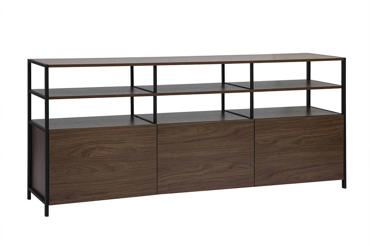 Buffet bas en bois fonc� noyer et m�tal noir avec �tag�res ouvertes et portes, vue de 3/4.