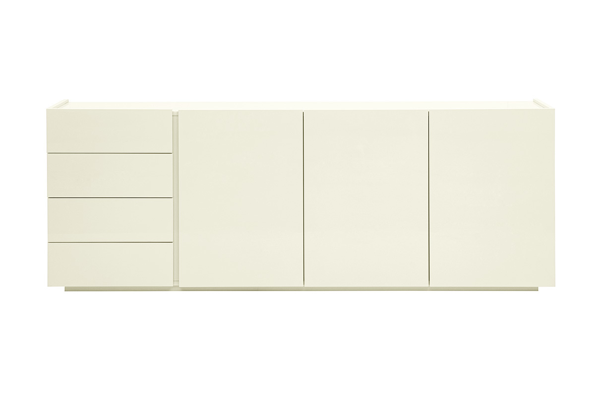 Buffet beige laqu� brillant avec 3 portes et 4 tiroirs, vue de face.