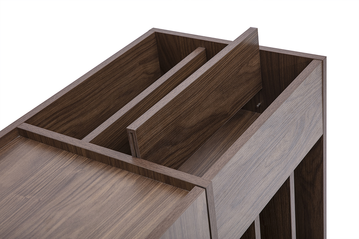 Compartiments sup�rieurs du buffet en bois finition noyer, vue rapproch�e.