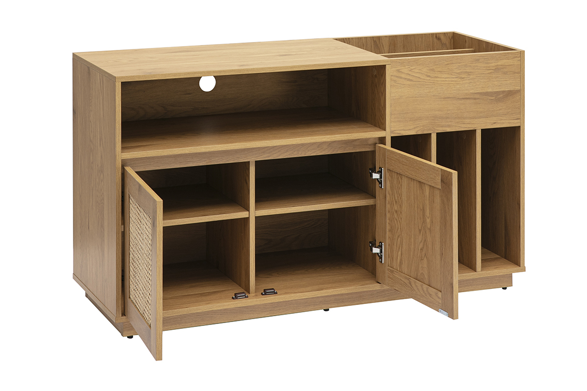 Buffet de rangement vinyles en bois chne clair avec portes en cannage rotin, tiroirs ouverts.