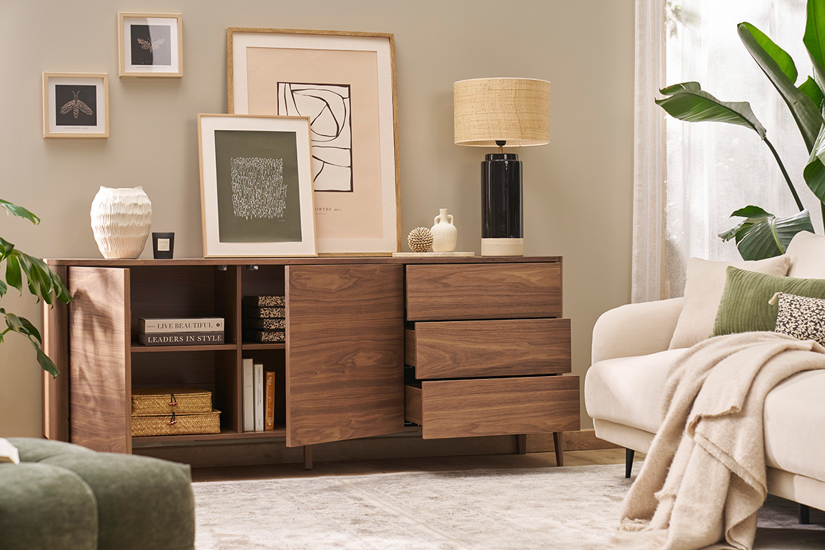 Buffet en bois fonc noyer avec portes ouvertes et tiroirs dans un salon dcor.