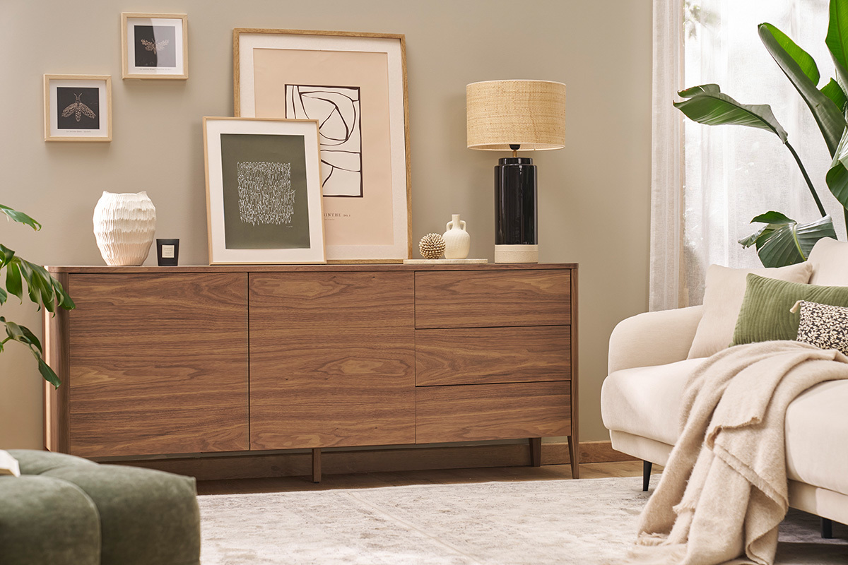 Buffet en bois fonc noyer BENJA, 2 portes, 3 tiroirs, dcor avec lampe et cadres.