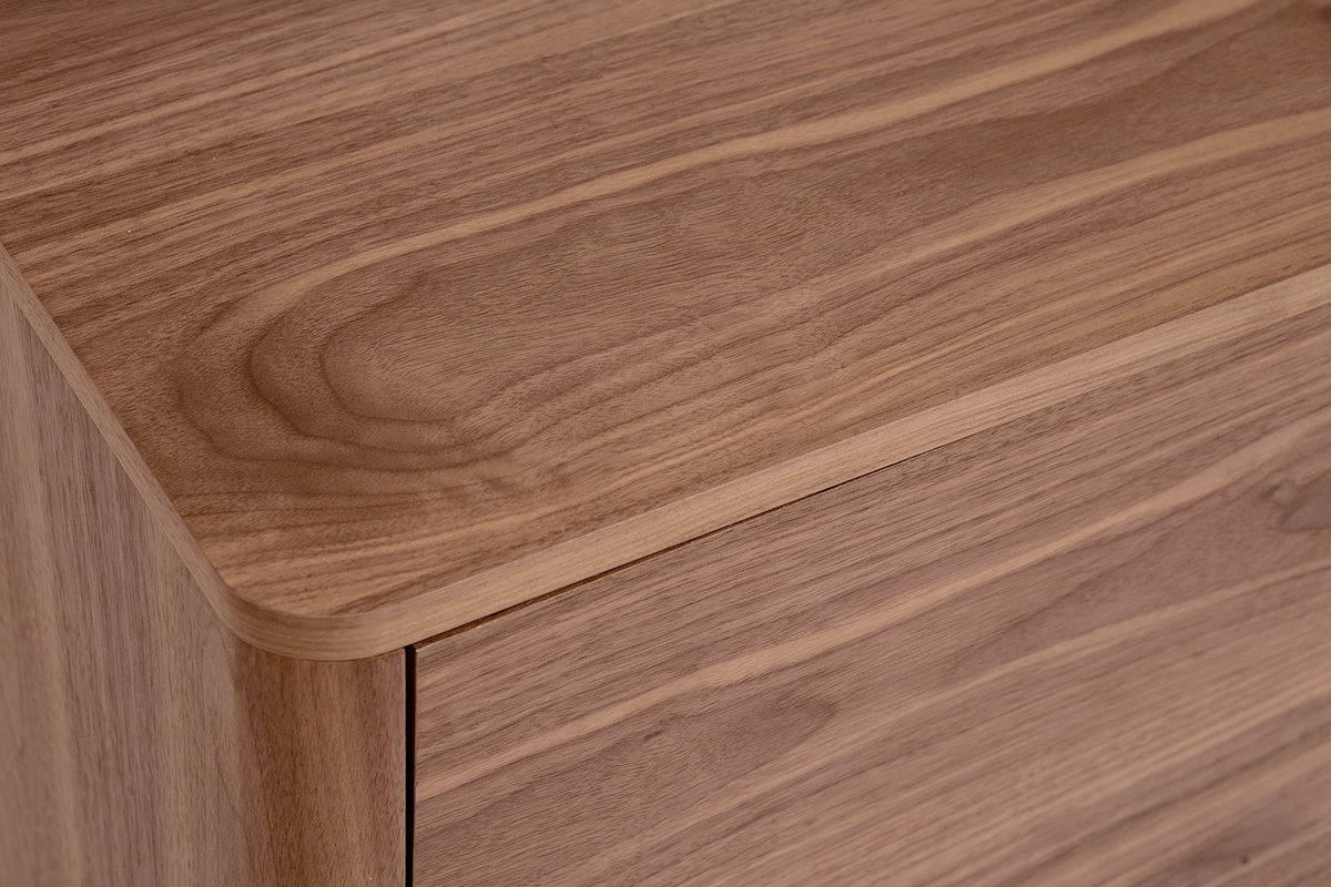 Dtail du coin suprieur du buffet en bois fonc noyer BENJA avec angle arrondi.