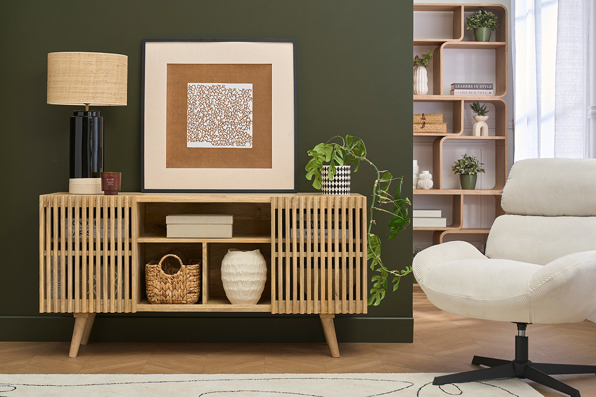 Buffet en bois manguier massif ALBA, vue de face avec portes coulissantes et d�coration