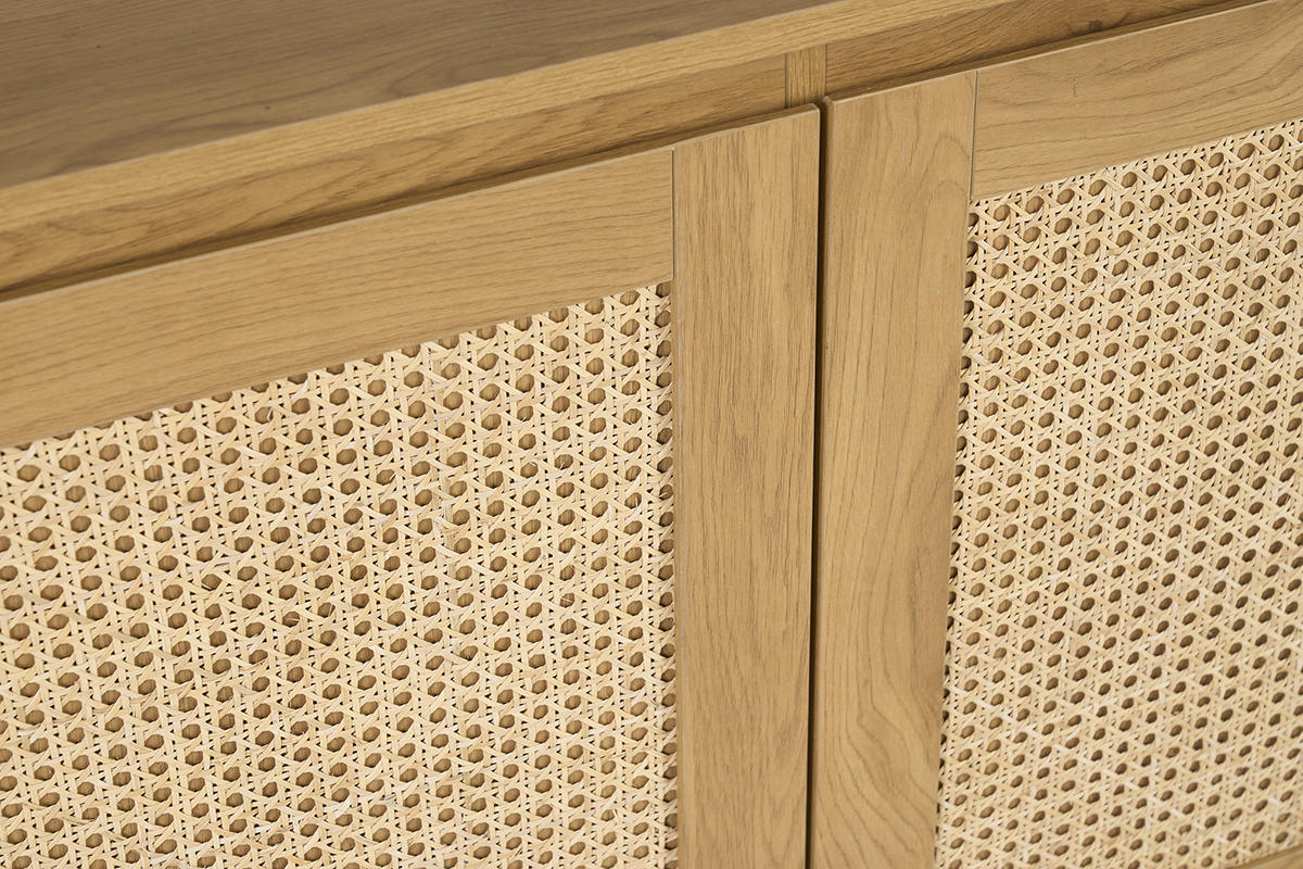 Zoom sur le buffet SEVILLE en bois clair avec cannage rotin.