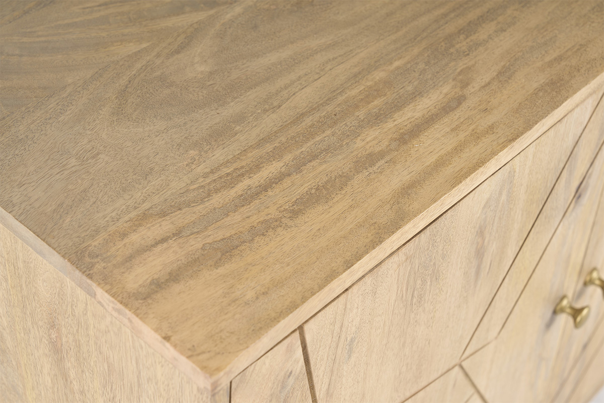 Vue rapproch�e du dessus du buffet en bois de manguier massif avec gravures g�om�triques.