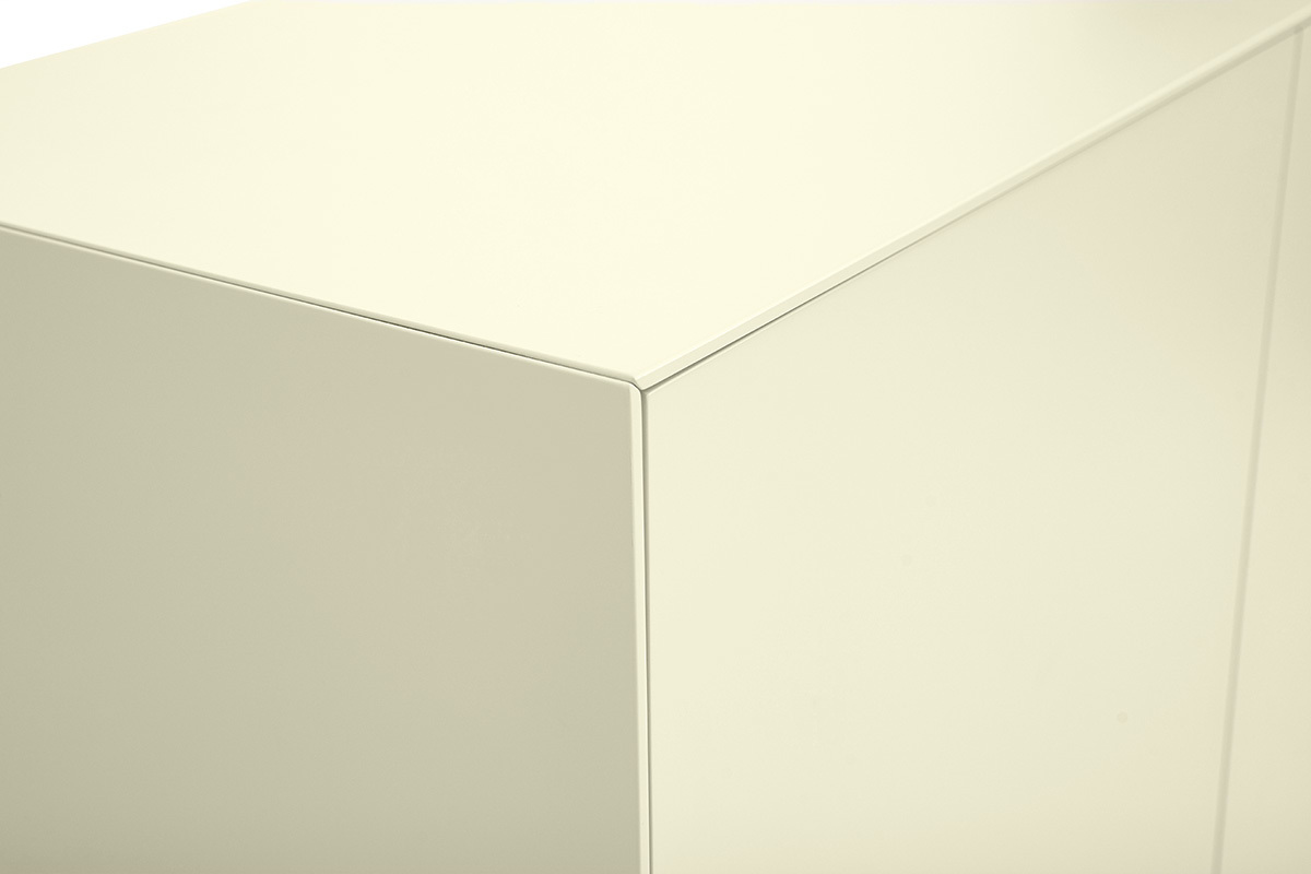 Coin sup�rieur d'un buffet haut beige laqu� mat vu de pr�s.
