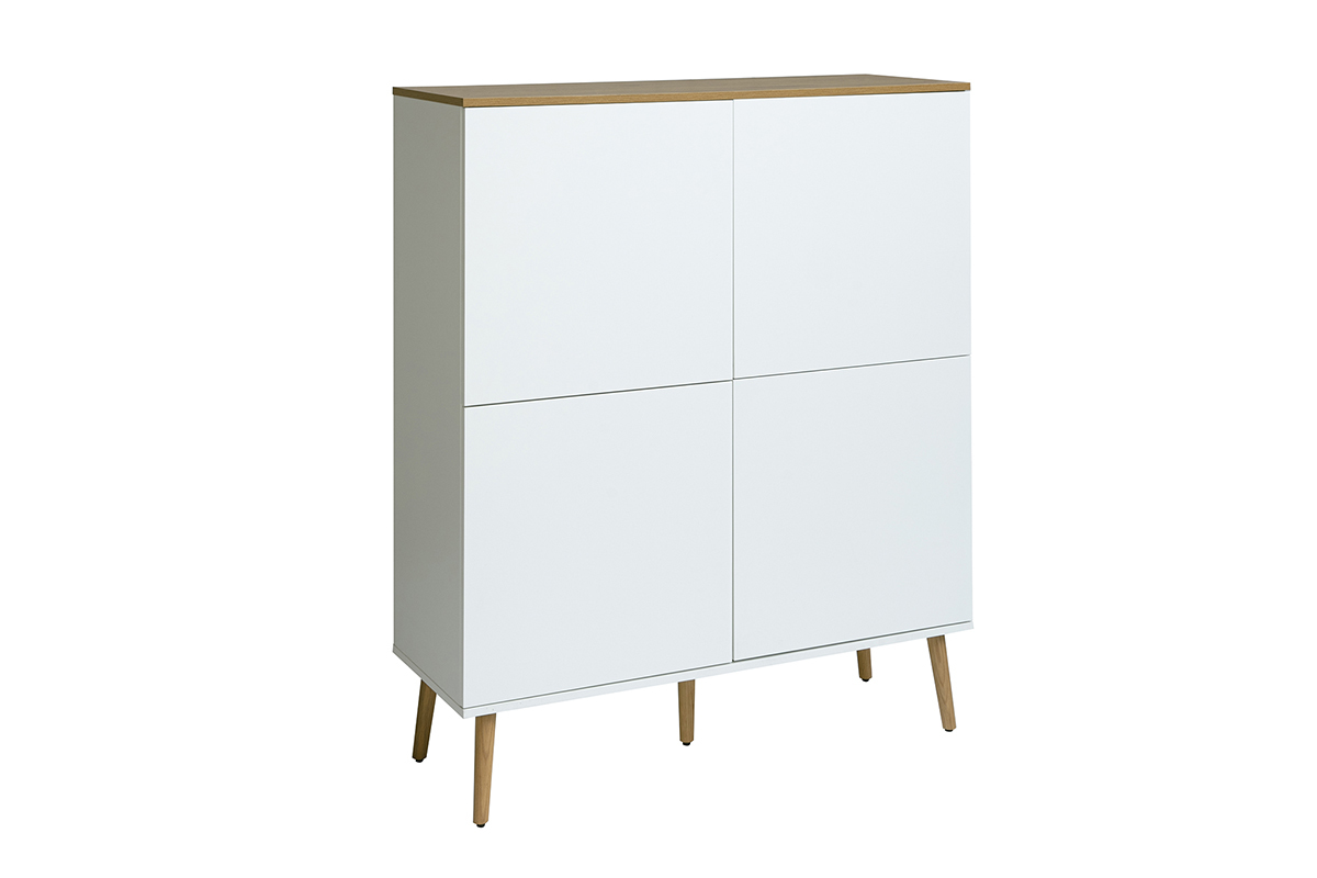 Buffet haut scandinave blanc avec plateau en ch�ne clair, vue de 3/4, quatre portes et pieds fusel�s.
