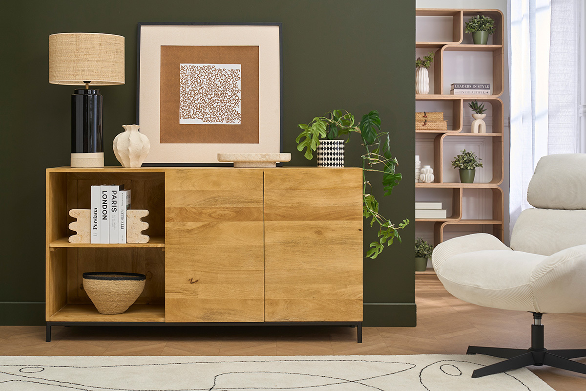 Buffet industriel en bois manguier massif et m�tal noir, vue de face avec d�coration.