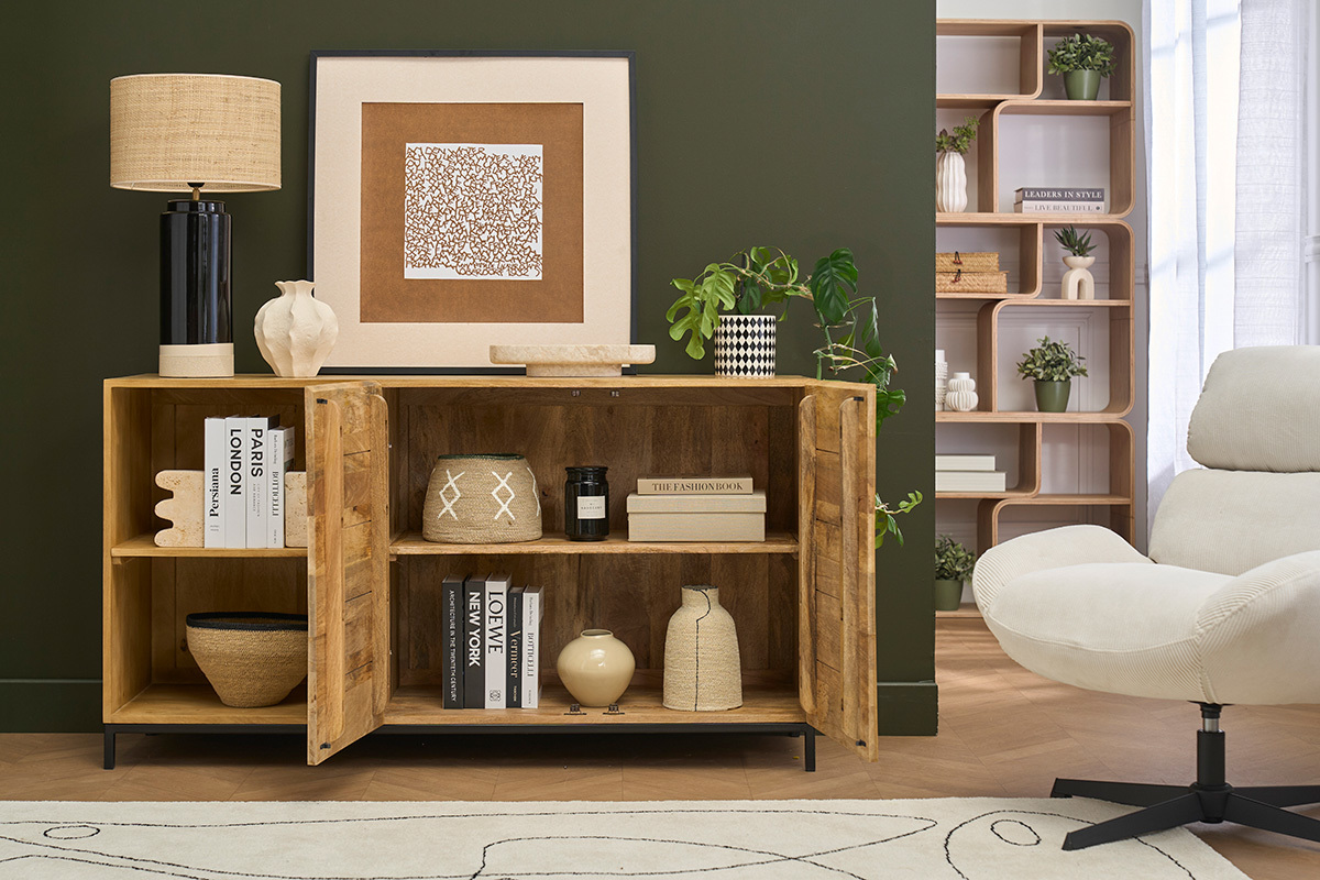 Buffet industriel en manguier et m�tal noir, ouvert avec objets d�coratifs visibles, sur fond vert.