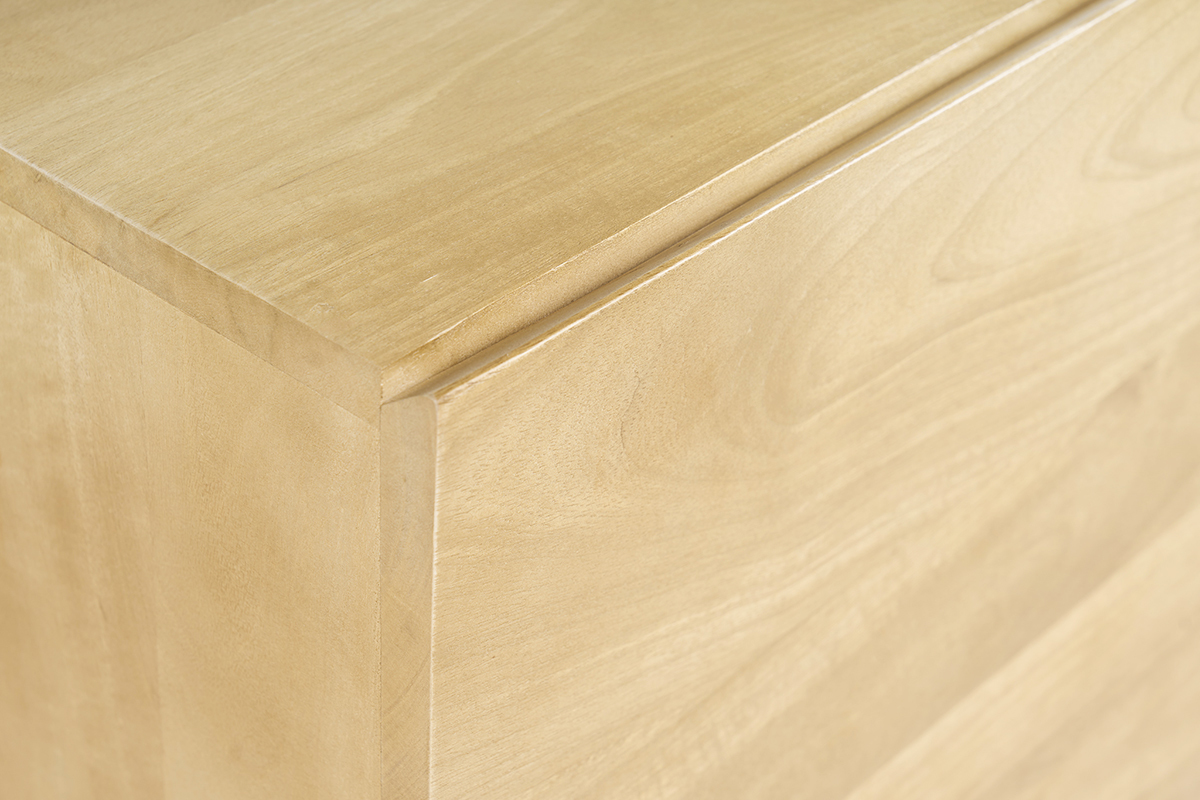 Gros plan sur l'angle d'un buffet en bois de manguier massif.