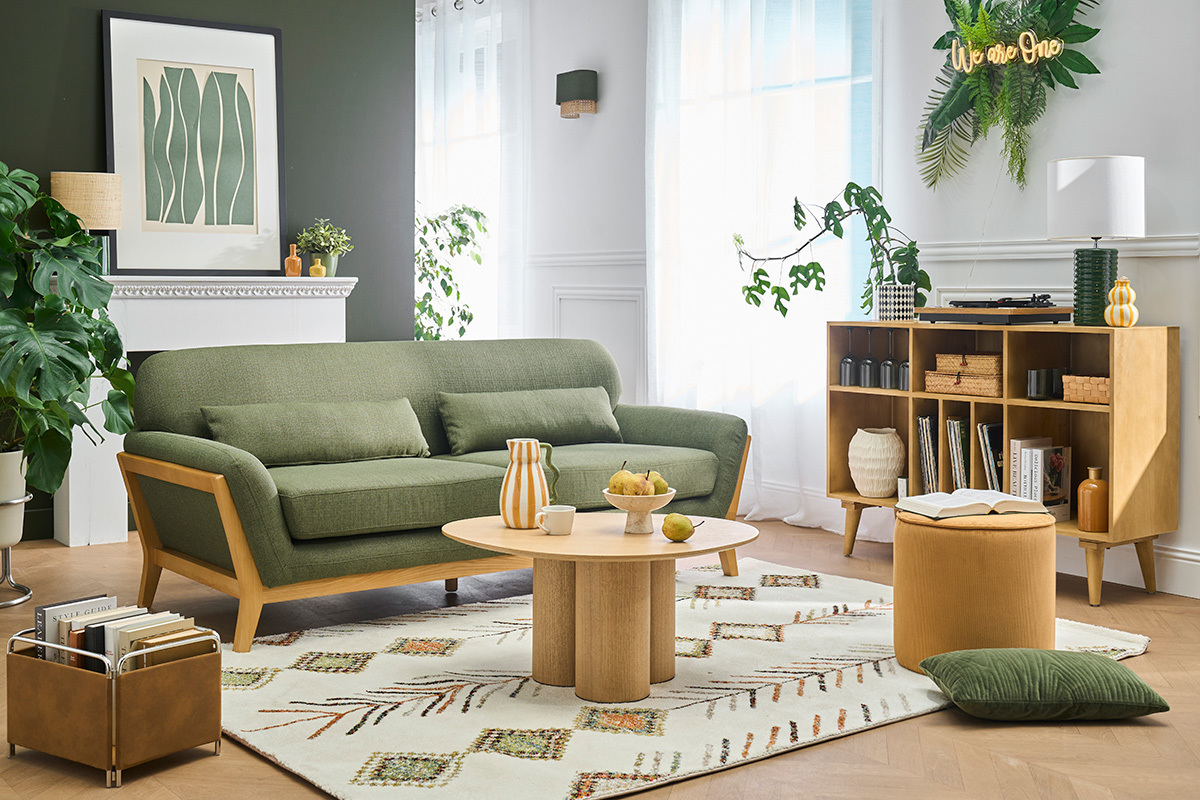 Buffet ISIDRO ouvert en bois manguier massif, exposant bouteilles et vinyles, install� dans un salon moderne.