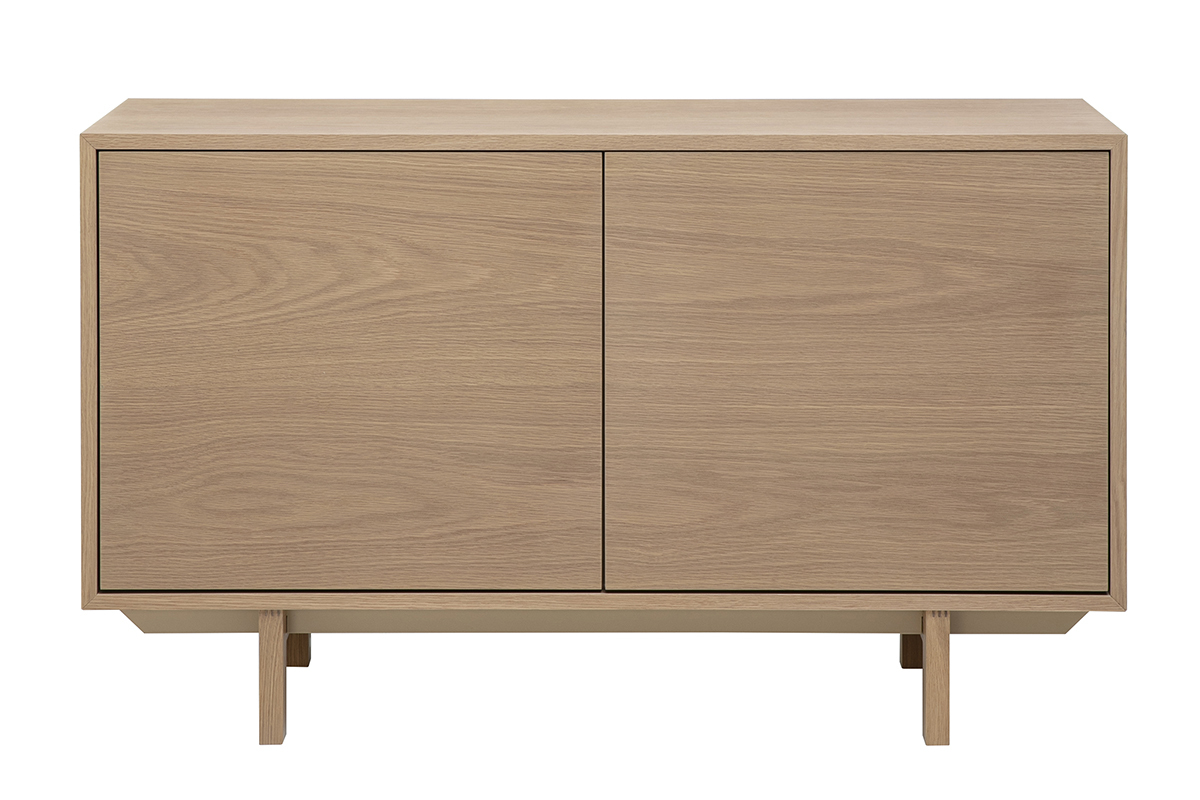 Buffet scandinave en bois clair avec deux portes, vue de face, sur pieds en bois massif.