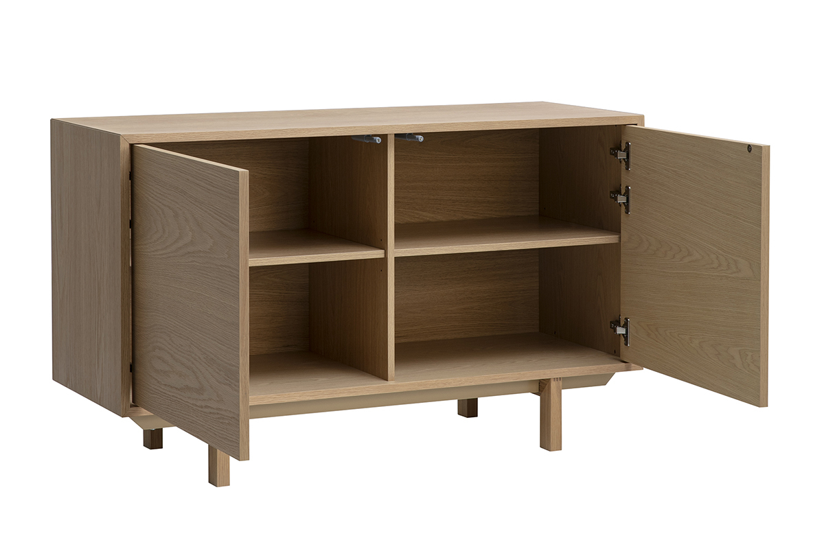 Buffet scandinave en bois clair avec 2 portes ouvertes et �tag�re int�rieure, vue de 3/4