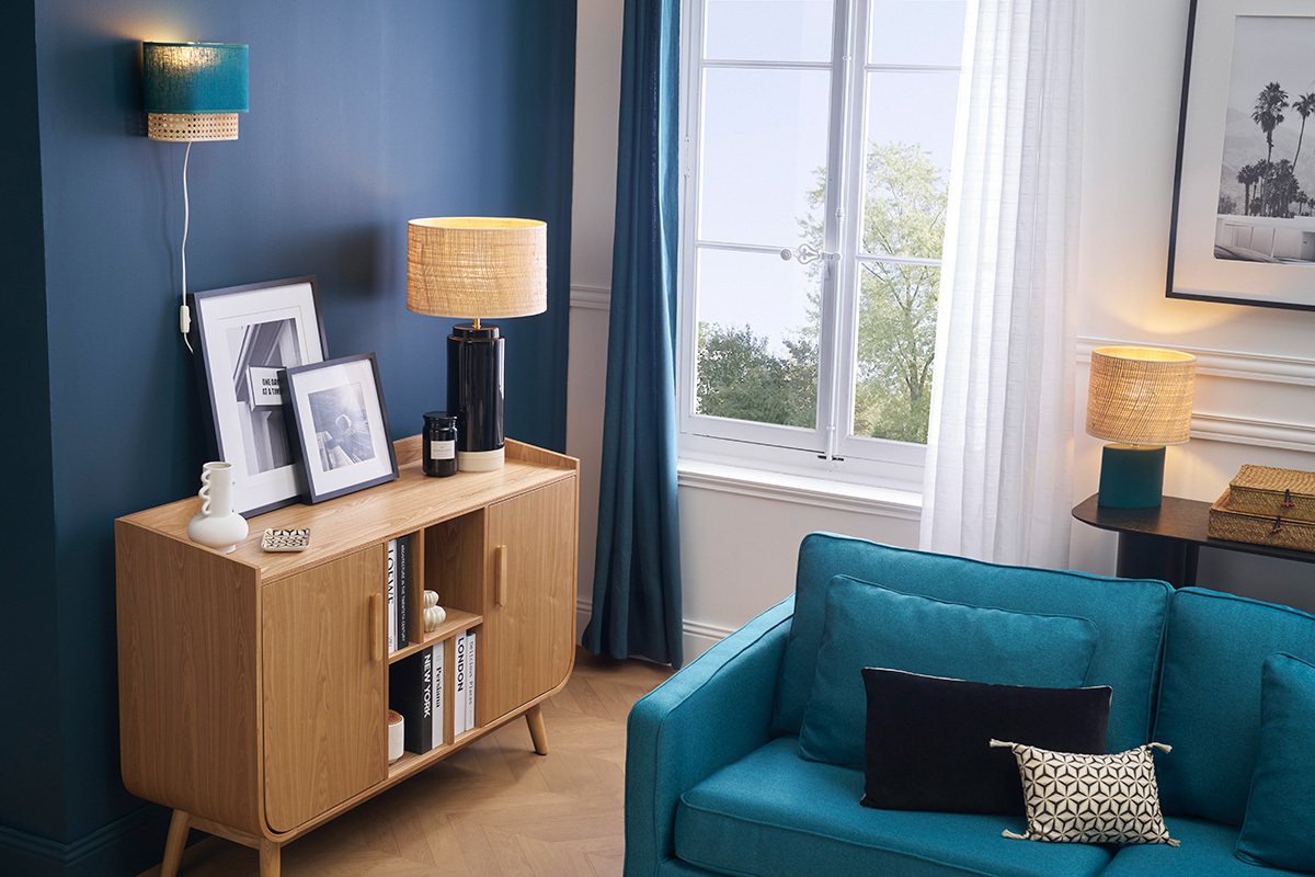 Buffet scandinave en bois clair avec dcorations, vue d'intrieur.