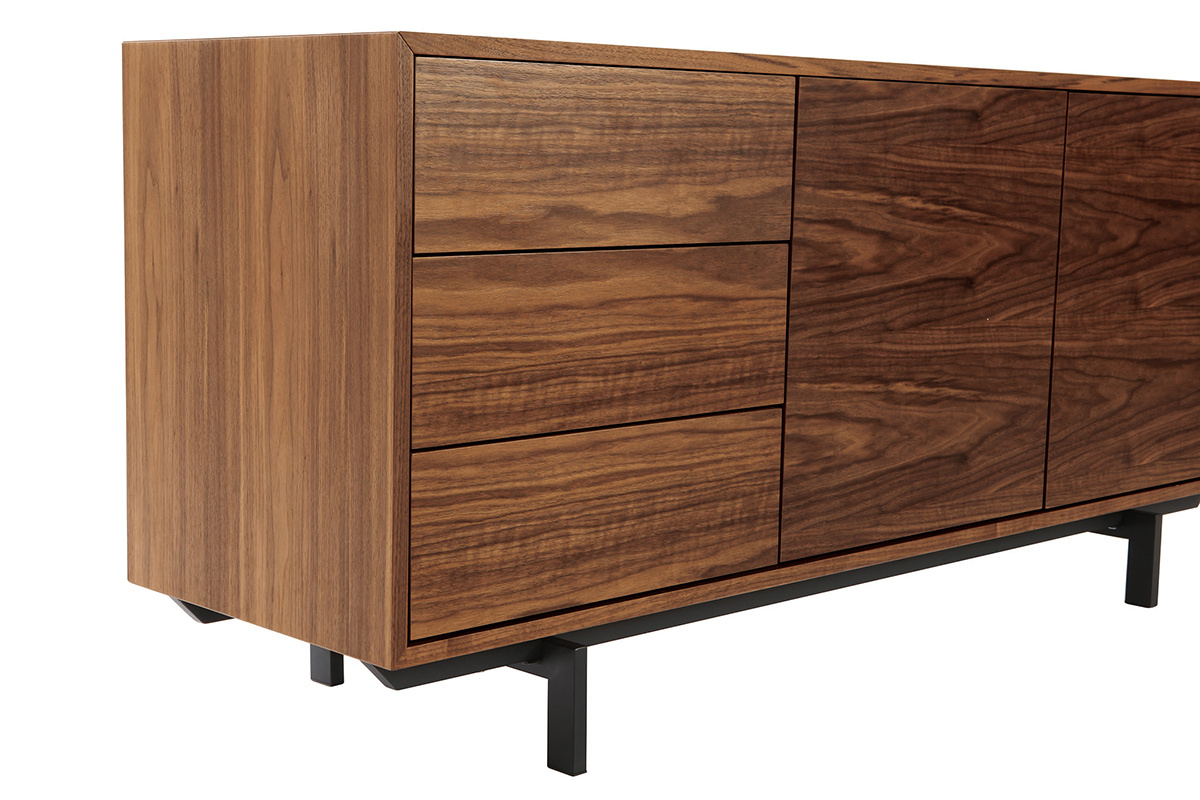 Buffet vintage en bois fonc avec 2 portes et 3 tiroirs, vue de profil.