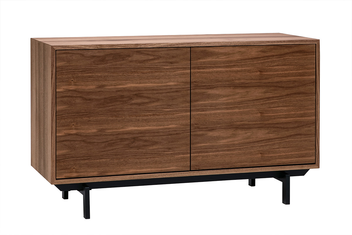 Buffet vintage en bois fonc� noyer, 2 portes, vue de 3/4, pi�tement noir.