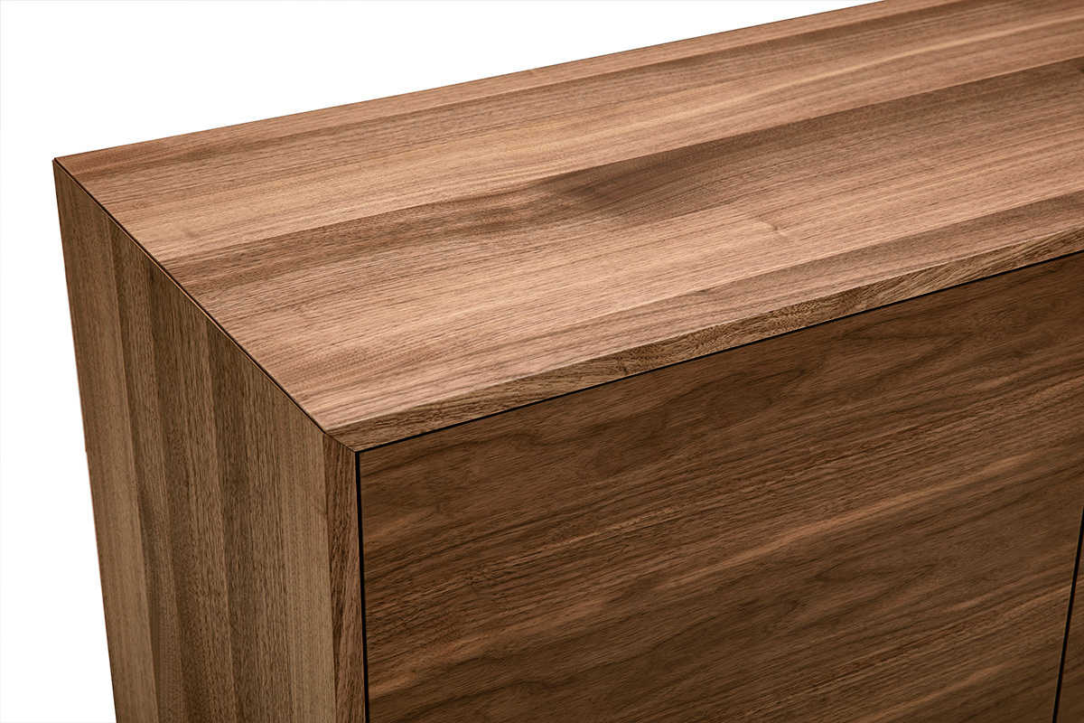Dessus d'un buffet vintage en bois fonc� noyer, vue de haut